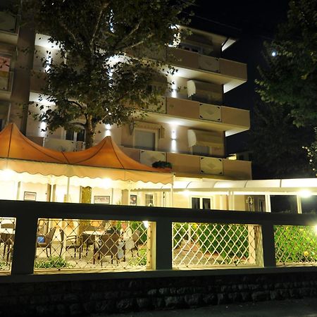 Hotel Azzurra Марина-ди-Пьетрасанта Экстерьер фото