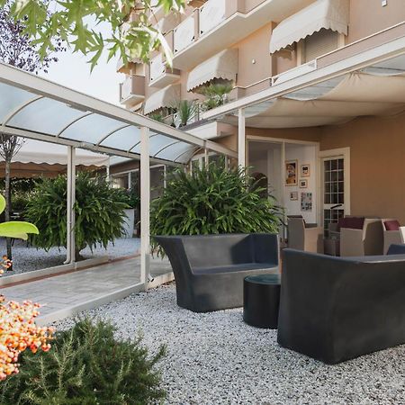 Hotel Azzurra Марина-ди-Пьетрасанта Экстерьер фото